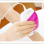エピレタ　エリア別　腕へケアをしている女性の画像